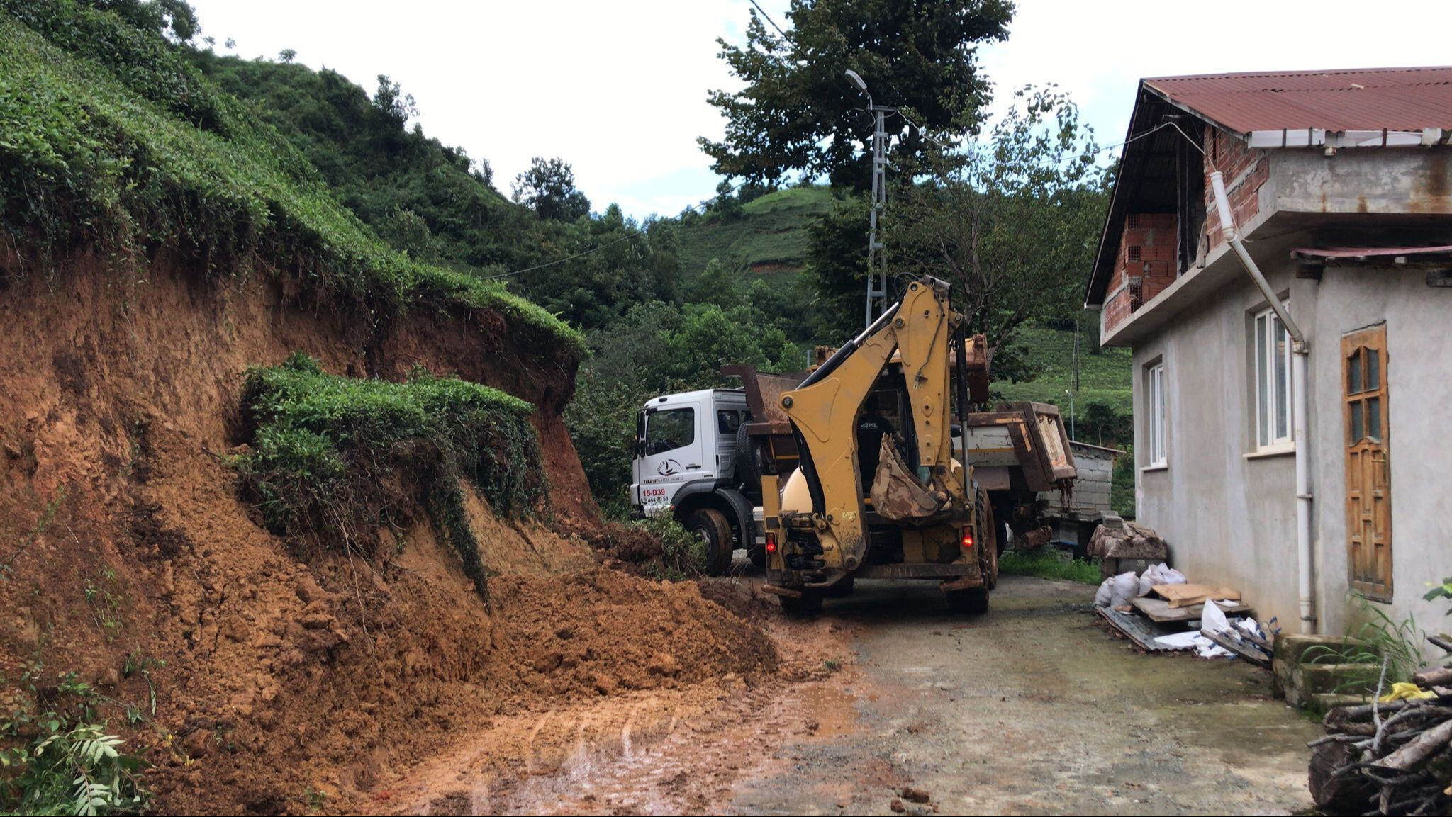 Her şey bir anda oldu! Şiddetli yağış ulaşımı aksattı, hayatı olumsuz etkiledi - 2. Resim