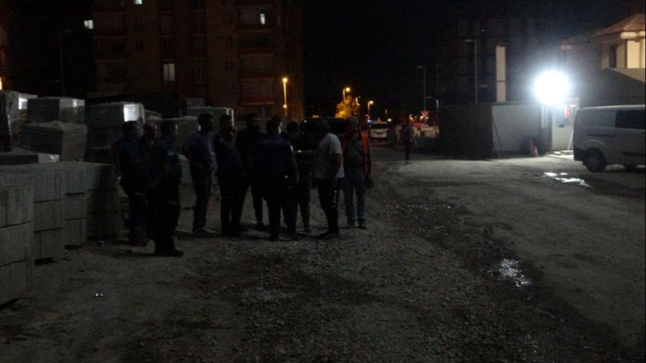İnşaatta 'işe geç kaldın' kavgası! İşçiler gece yarısı birbirine girdi İnşaatta 'işe geç kaldın' kavgası! İşçiler gece yarısı birbirine girdi