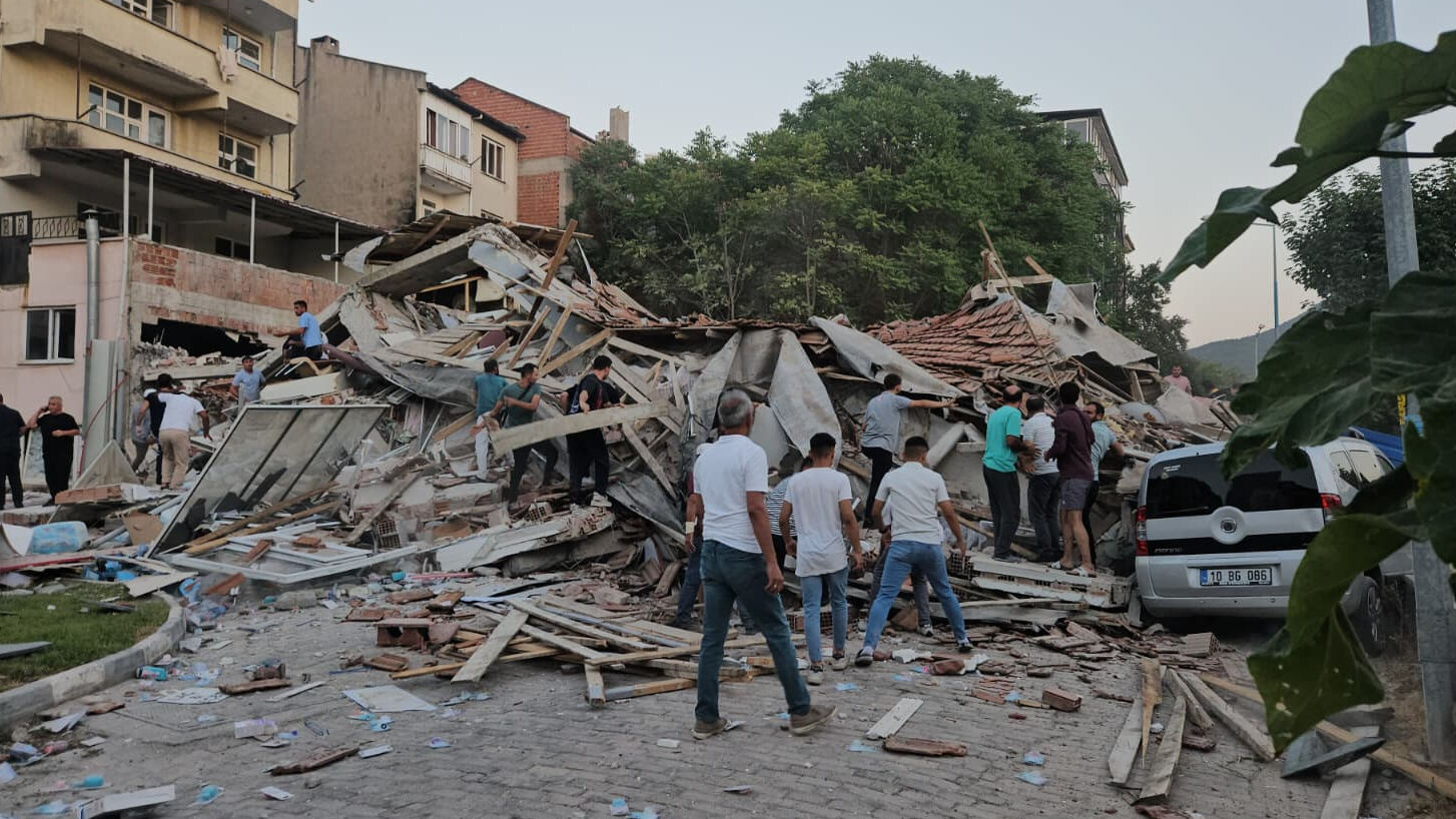 İstanbul, İzmir, Manisa, Uşak, Bursa... Balıkesir Sındırgı merkezli 6.1'lik deprem 6 ilde hissedildi - 2. Resim