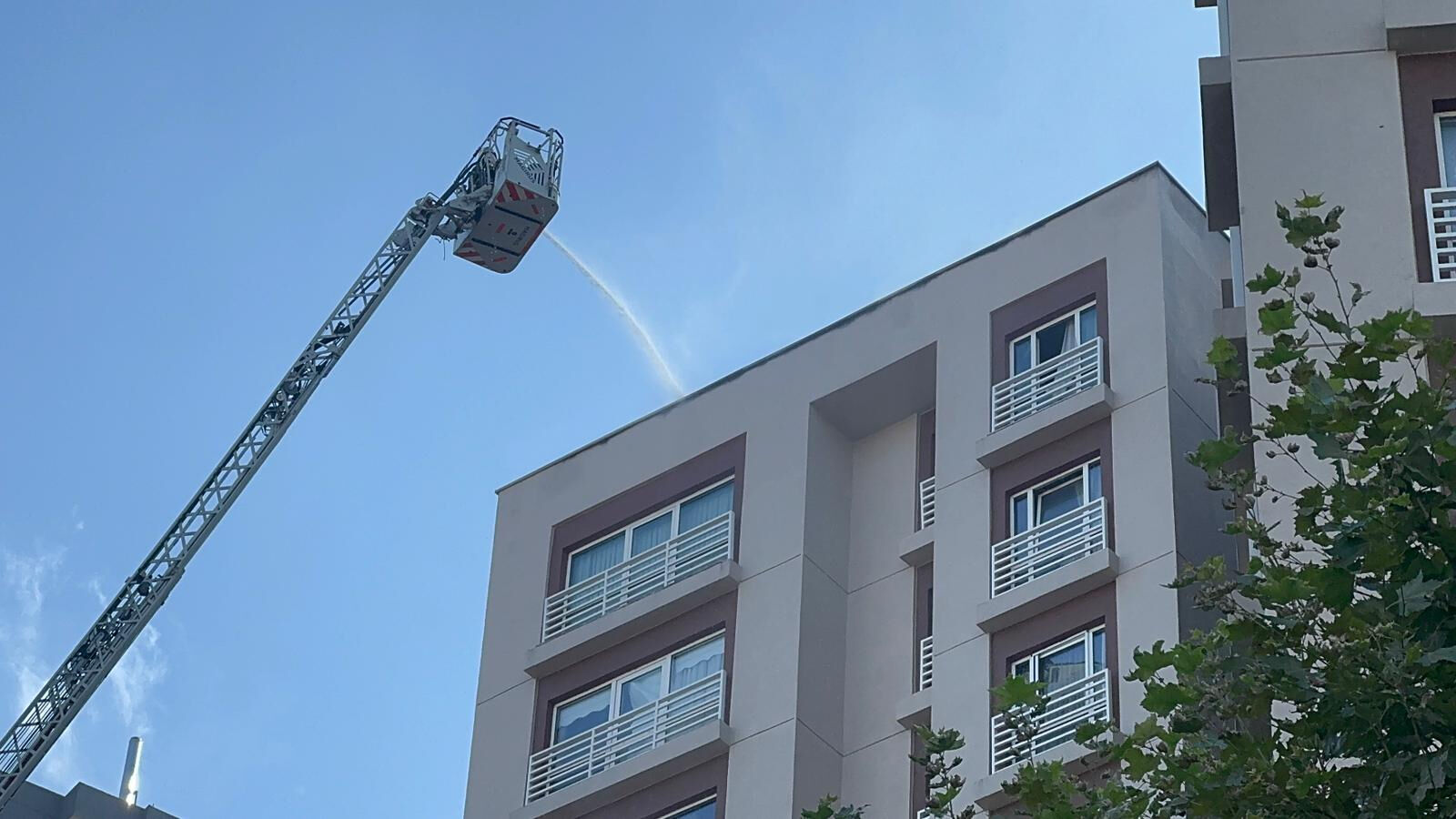İstanbul'da sıcak saatler! 13 katlı binada yangın çıktı, mahsur kalanlar tahliye edildi - 2. Resim