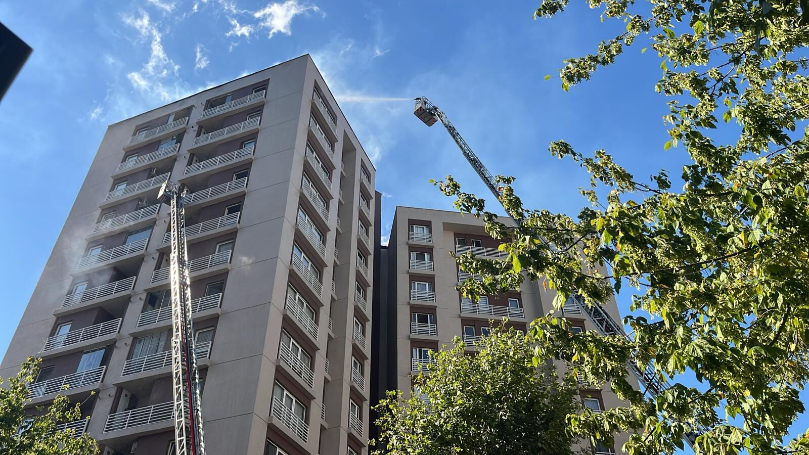 İstanbul'da sıcak saatler! 13 katlı binada yangın çıktı, mahsur kalanlar tahliye edildi - 1. Resim