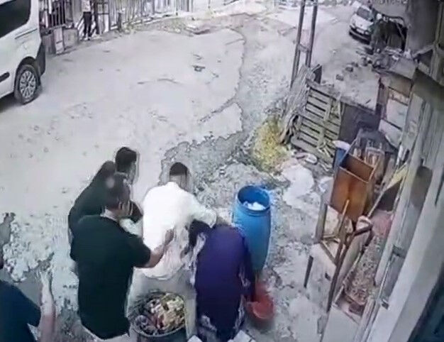 İstanbul'da tepki çeken görüntü! Baba ve oğlu, yaşlı kadını darbetti İstanbul'da tepki çeken görüntü! Baba ve oğlu 70 yaşındaki kadını darbetti - 2. Resim