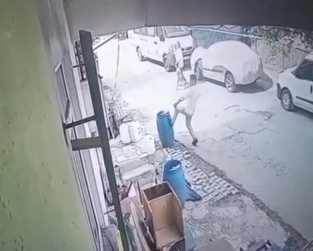 İstanbul'da tepki çeken görüntü! Baba ve oğlu, yaşlı kadını darbetti İstanbul'da tepki çeken görüntü! Baba ve oğlu 70 yaşındaki kadını darbetti - 1. Resim