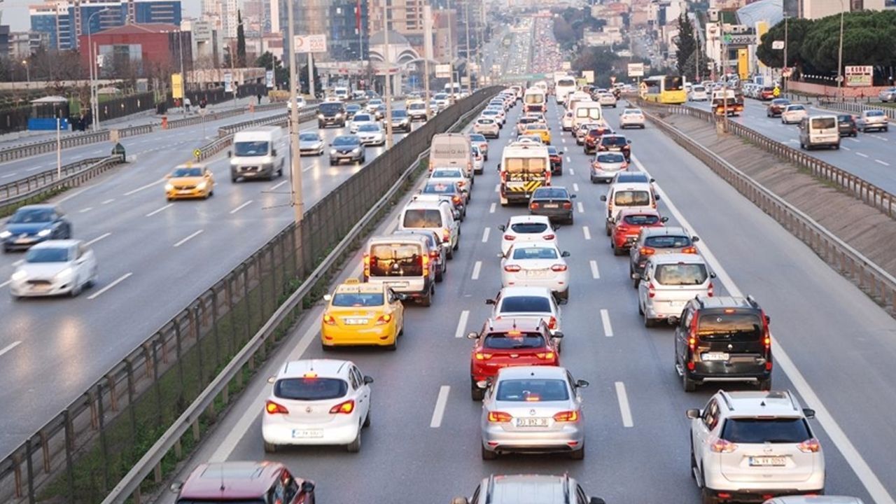 İstanbul'da yola çıkacaklar dikkat! Pazar trafiği... İstanbul'da yola çıkacaklar dikkat! Pazar trafiği...
