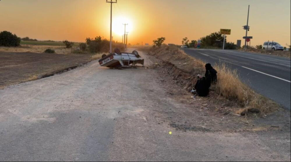 Ters dönen araçtan sağ kurtuldu! İlk yaptığı şey gönülleri fethetti Ters dönen araçtan sağ kurtuldu! İlk yaptığı şey gönülleri fethetti - 1. Resim
