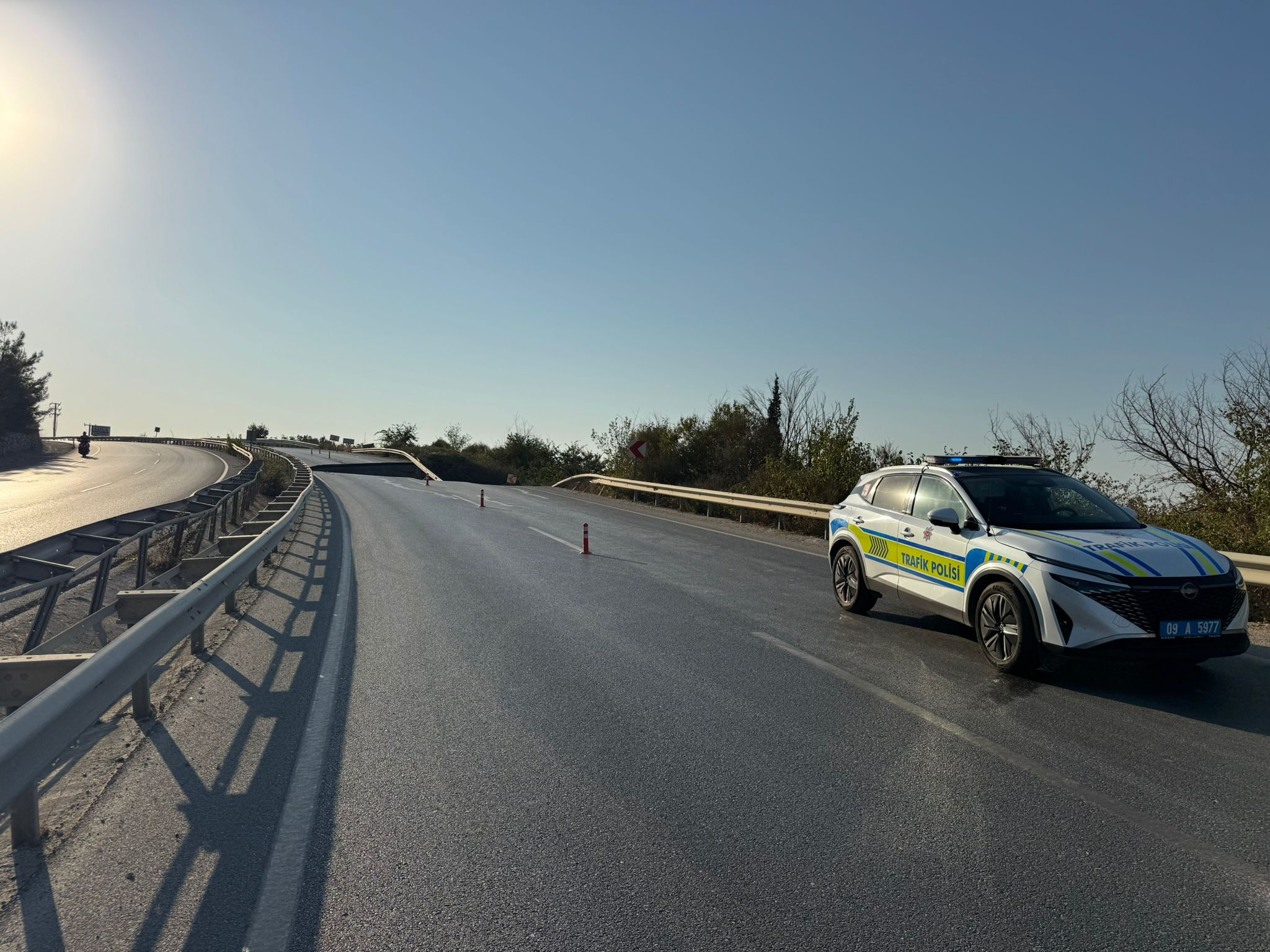 Yol bir anda çöktü! Söke-Kuşadası Karayolu'nda trafik durdu Yol bir anda çöktü! Söke-Kuşadası Karayolu'nda trafik durdu - 1. Resim