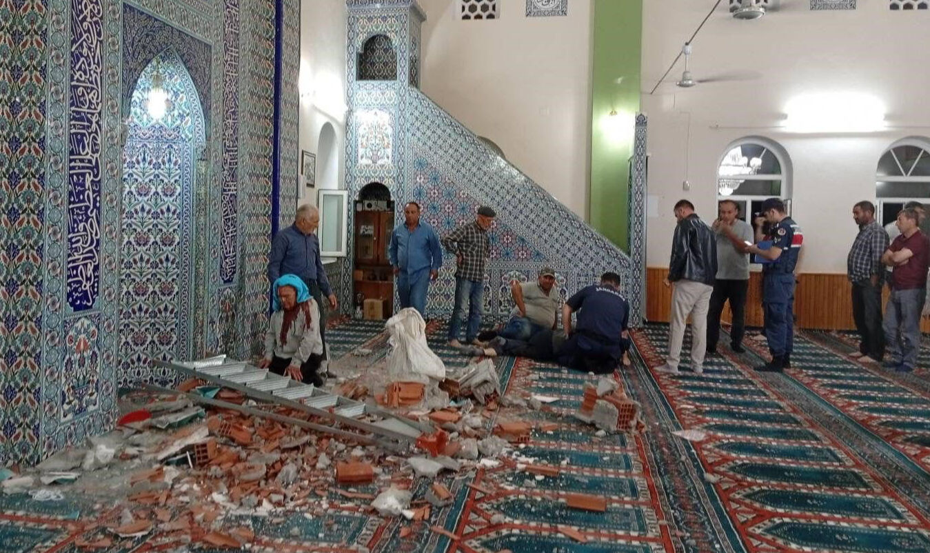 6.1'lik depremde hasar gören camiyi inceliyordu! Üzerine malzeme düşen adam hayatını kaybetti - 1. Resim