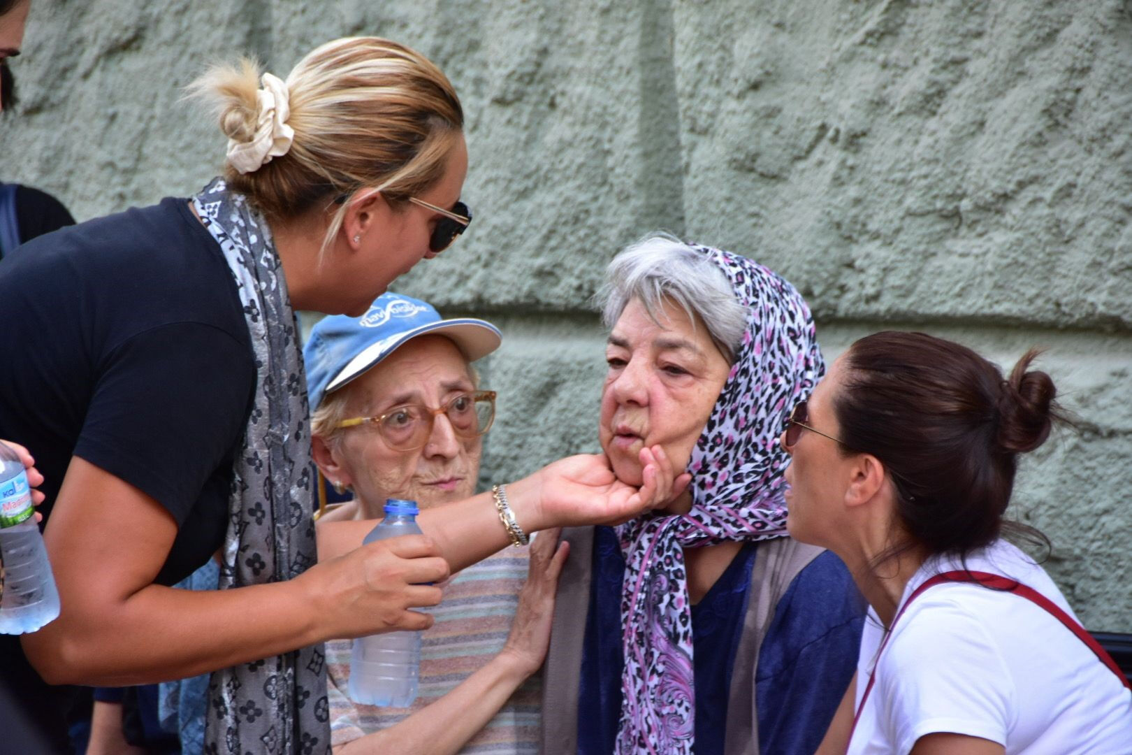 6.1'lik depremde hayatını kaybetmişti! Oyuncu Eylül Tumbar'ın amcası İzmir'de defnedildi - 1. Resim