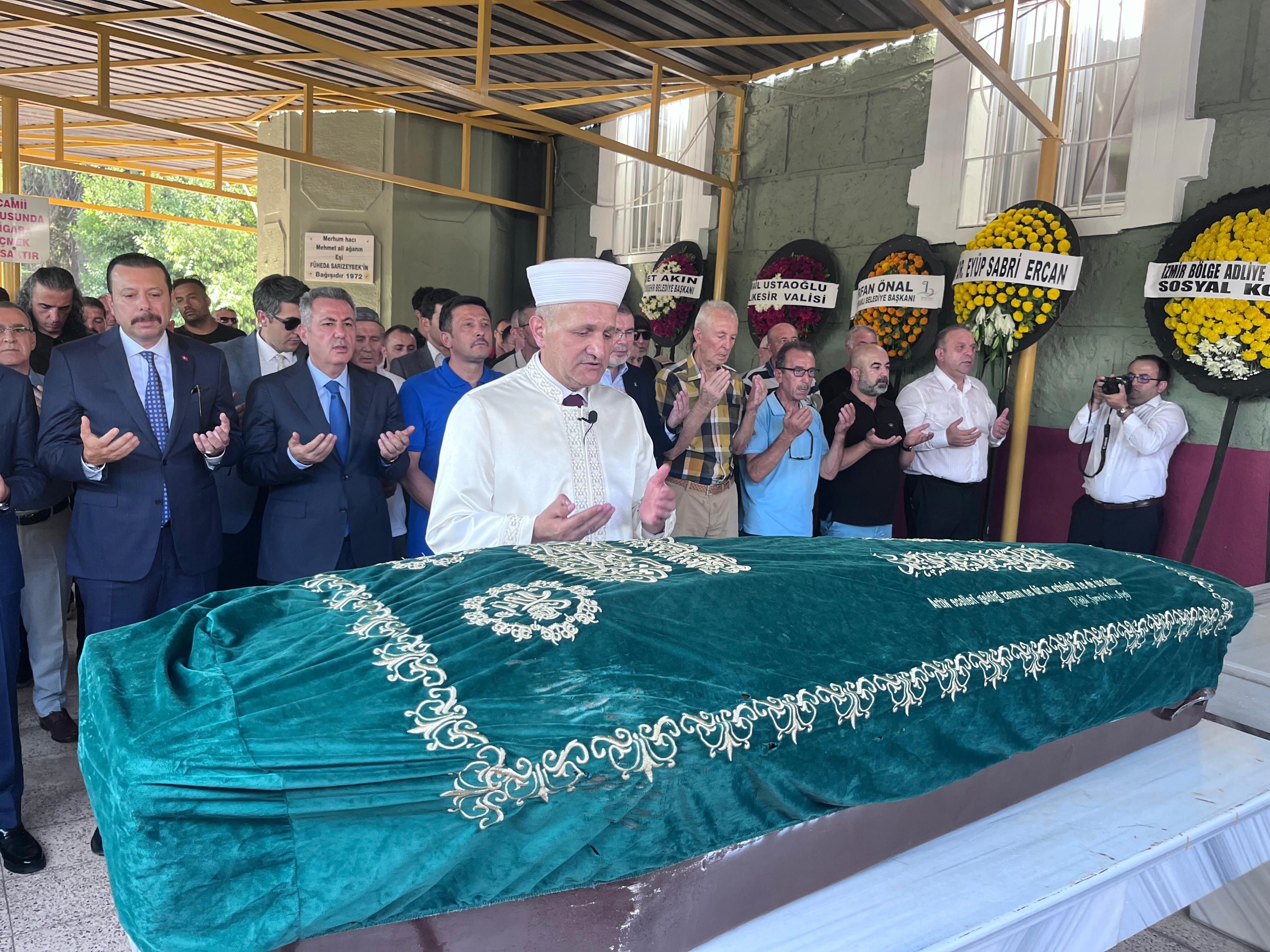 6.1'lik depremde hayatını kaybetmişti! Oyuncu Eylül Tumbar'ın amcası İzmir'de defnedildi - 2. Resim