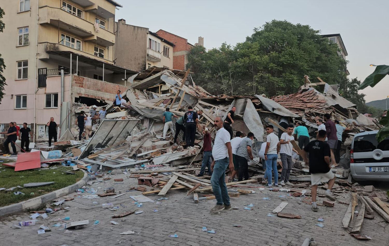 Balıkesir depreminde yıkım var mı, ölen ve yaralanan oldu mu, deprem kaç saniye sürdü? Bakan Yerlikaya açıkladı! Balıkesir depreminde yıkım var mı, ölen ve yaralanan oldu mu, deprem kaç saniye sürdü? Bakan Yerlikaya açıkladı! - 2. Resim