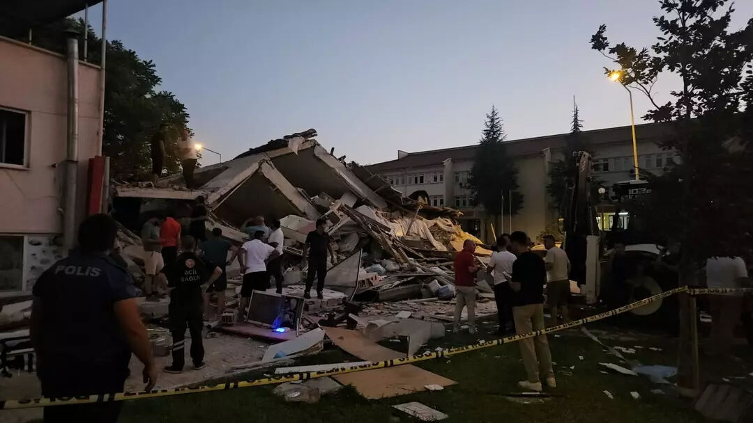 Balıkesir depreminde yıkım var mı, ölen ve yaralanan oldu mu, deprem kaç saniye sürdü? Bakan Yerlikaya açıkladı! Balıkesir depreminde yıkım var mı, ölen ve yaralanan oldu mu, deprem kaç saniye sürdü? Bakan Yerlikaya açıkladı! - 1. Resim