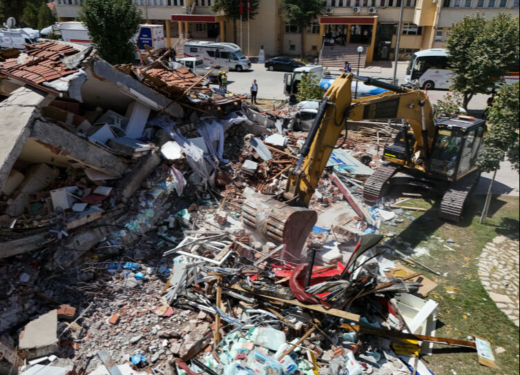 Balıkesir Sındırgı beşik gibi! 6.1 büyüklüğündeki deprem sonrası artçılar durulmuyor - 1. Resim