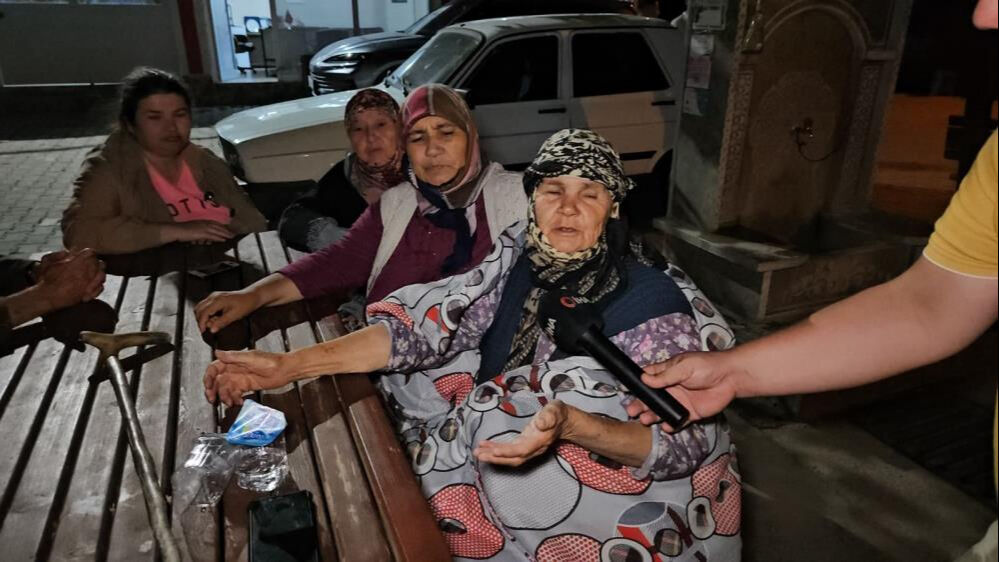 Balıkesir Sındırgı depremi vatandaşları evlerine sokmadı! Geceyi sokakta geçirdiler Balıkesir Sındırgı depremi vatandaşları evlerine sokmadı! Geceyi sokakta geçirdiler - 1. Resim