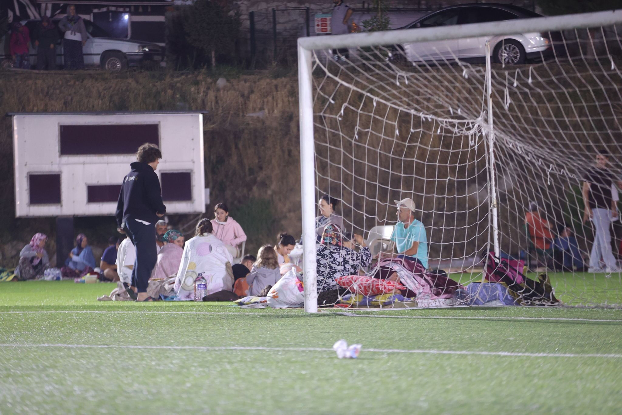 Balıkesir Sındırgı depremi vatandaşları evlerine sokmadı! Geceyi sokakta geçirdiler Balıkesir Sındırgı depremi vatandaşları evlerine sokmadı! Geceyi sokakta geçirdiler - 2. Resim