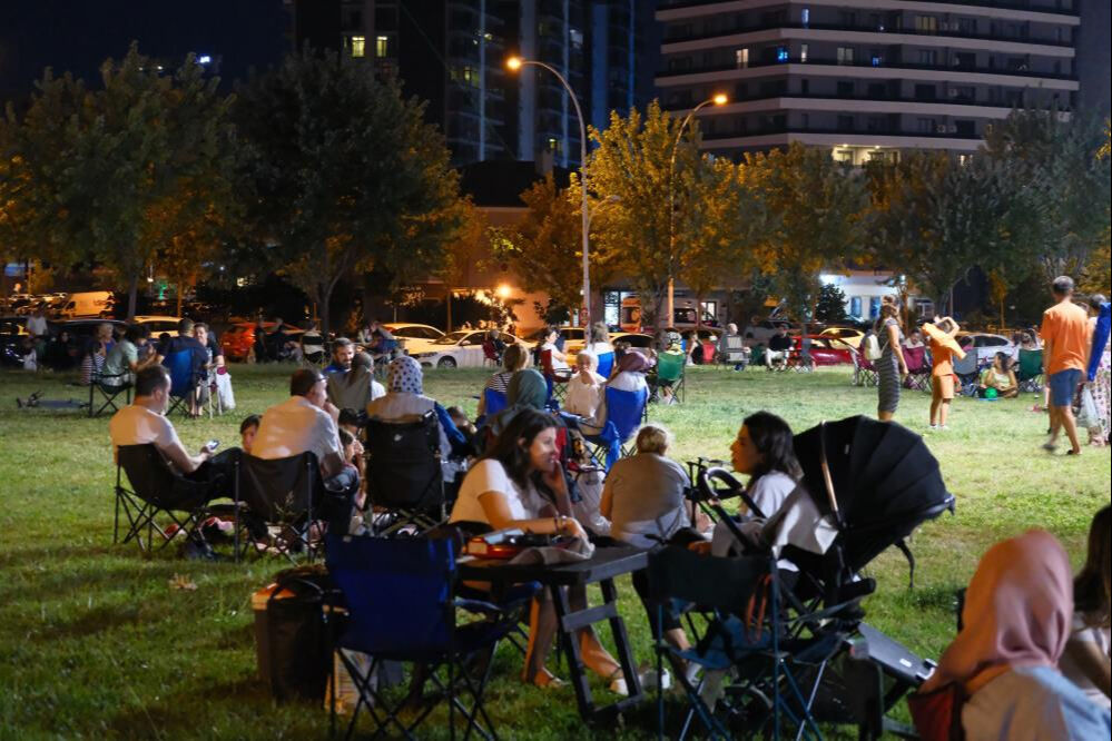 Balıkesir Sındırgı depremi vatandaşları evlerine sokmadı! Geceyi sokakta geçirdiler Balıkesir Sındırgı depremi vatandaşları evlerine sokmadı! Geceyi sokakta geçirdiler - 3. Resim