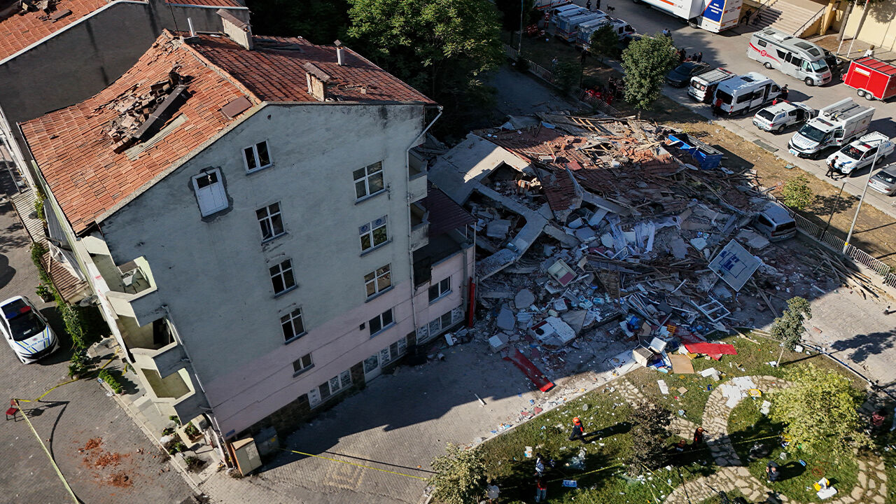 Balıkesir Sındırgı depreminde yıkılan bina ile ilgili vahim iddia - 2. Resim