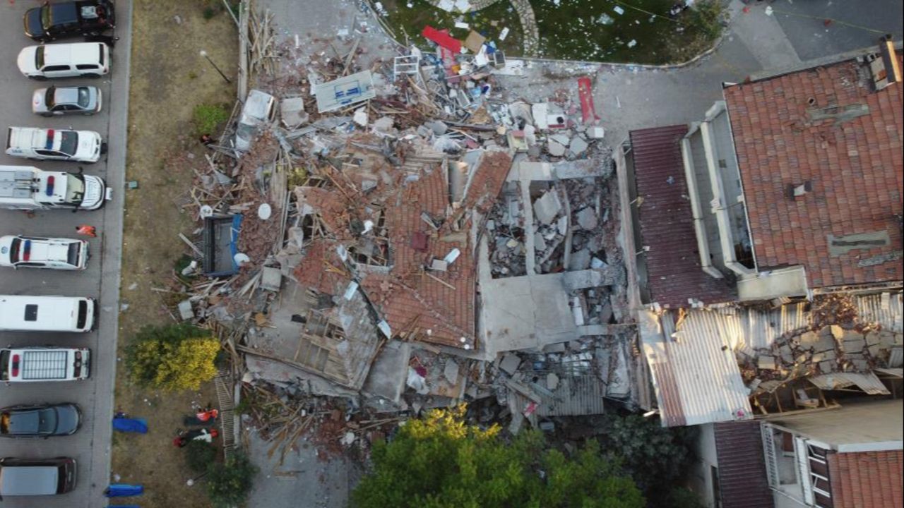 Balıkesir Sındırgı depreminin verdiği hasar gün ağarınca ortaya çıktı - Gündem