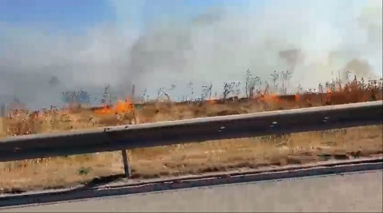 Bursa-İzmir-İstanbul otoyolunda yangın! Sürücüler alevlere karşı seferber oldu - 2. Resim