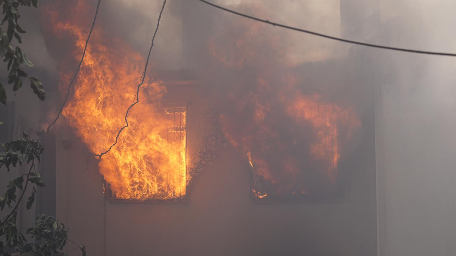 Çanakkale'de bir yangın daha! İnsanlar tahliye edildi, villa ve arabalar küle döndü - 1. Resim