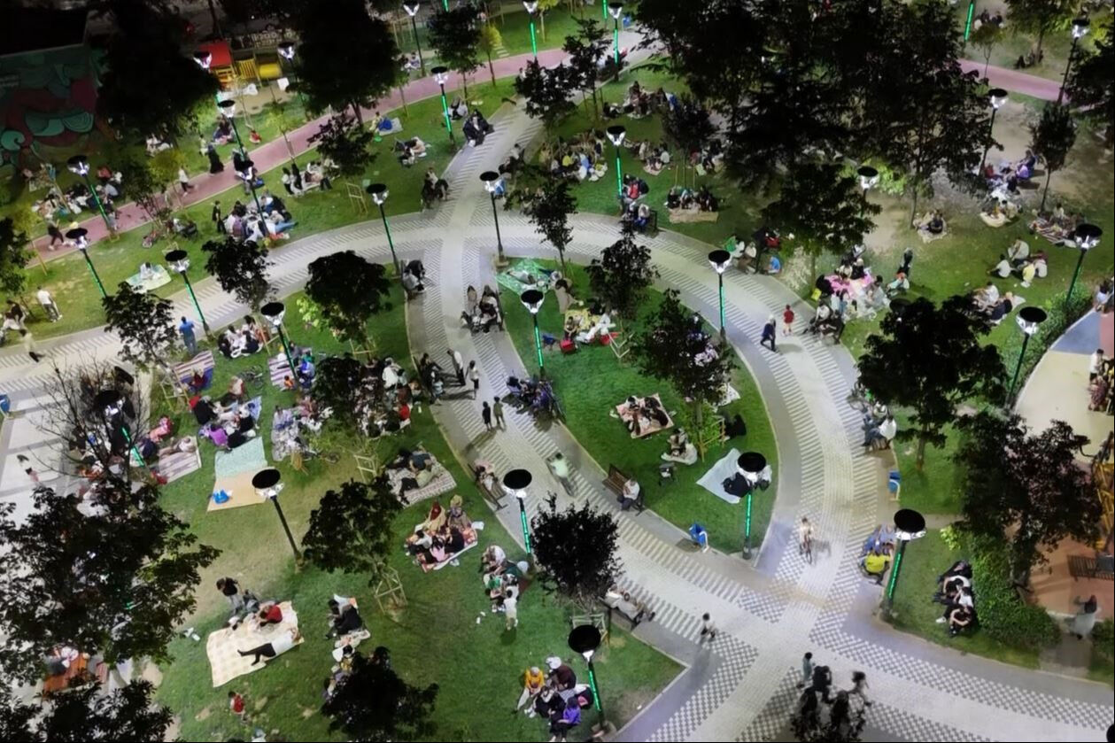 Deprem sonrası İstanbullular kendini dışarı attı! Parklar doldu taştı - 1. Resim