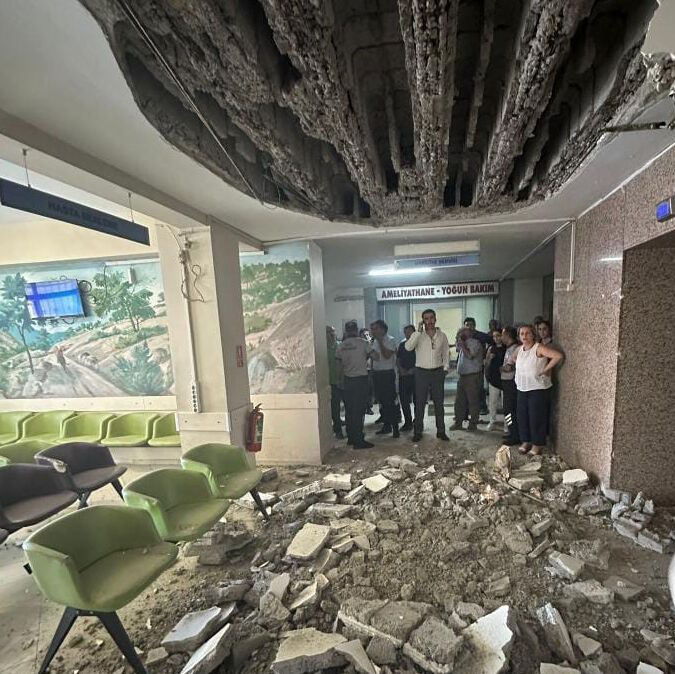 Devlet hastanesinde tavan çöktü! 'Sağlam değildir' raporu çıkmasına rağmen... Devlet hastanesinde tavan çöktü! 'Sağlam değildir' raporu çıkmasına rağmen... - 2. Resim