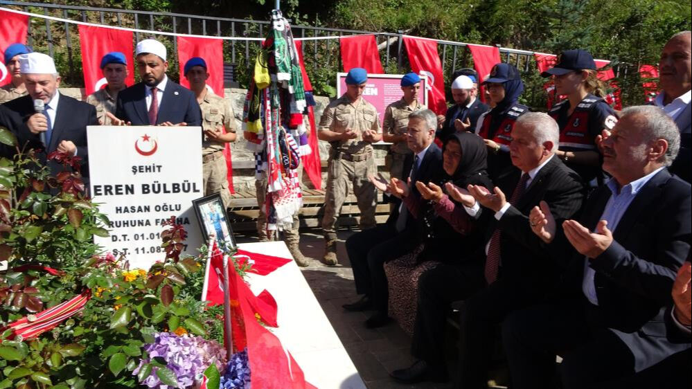 Eren Bülbül, şehadetinin 8. yılında mezarı başında anıldı! Anne Ayşe Bülbül'ün sözleri yürekleri dağladı - 1. Resim