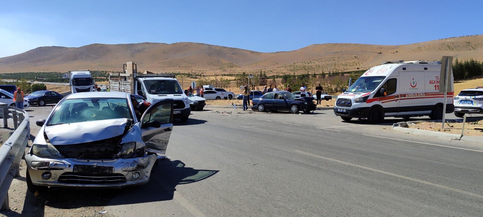 Feci kazada 3 araç birbirine girdi! Ölü ve yaralılar Feci kazada 3 araç birbirine girdi! Ölü ve yaralılar - 1. Resim