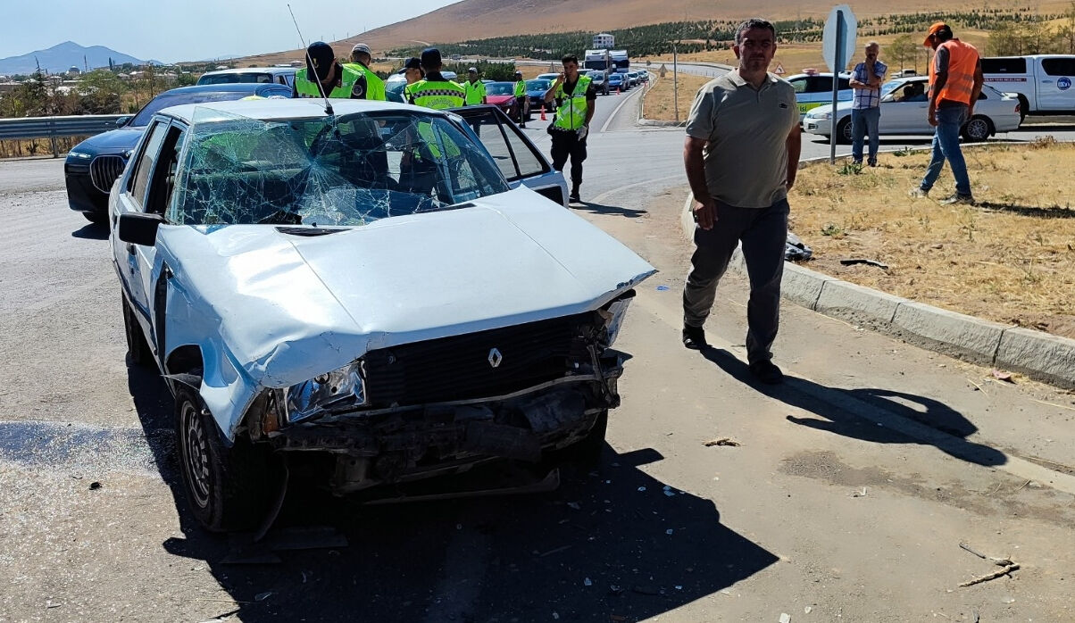 Feci kazada 3 araç birbirine girdi! Ölü ve yaralılar Feci kazada 3 araç birbirine girdi! Ölü ve yaralılar - 2. Resim