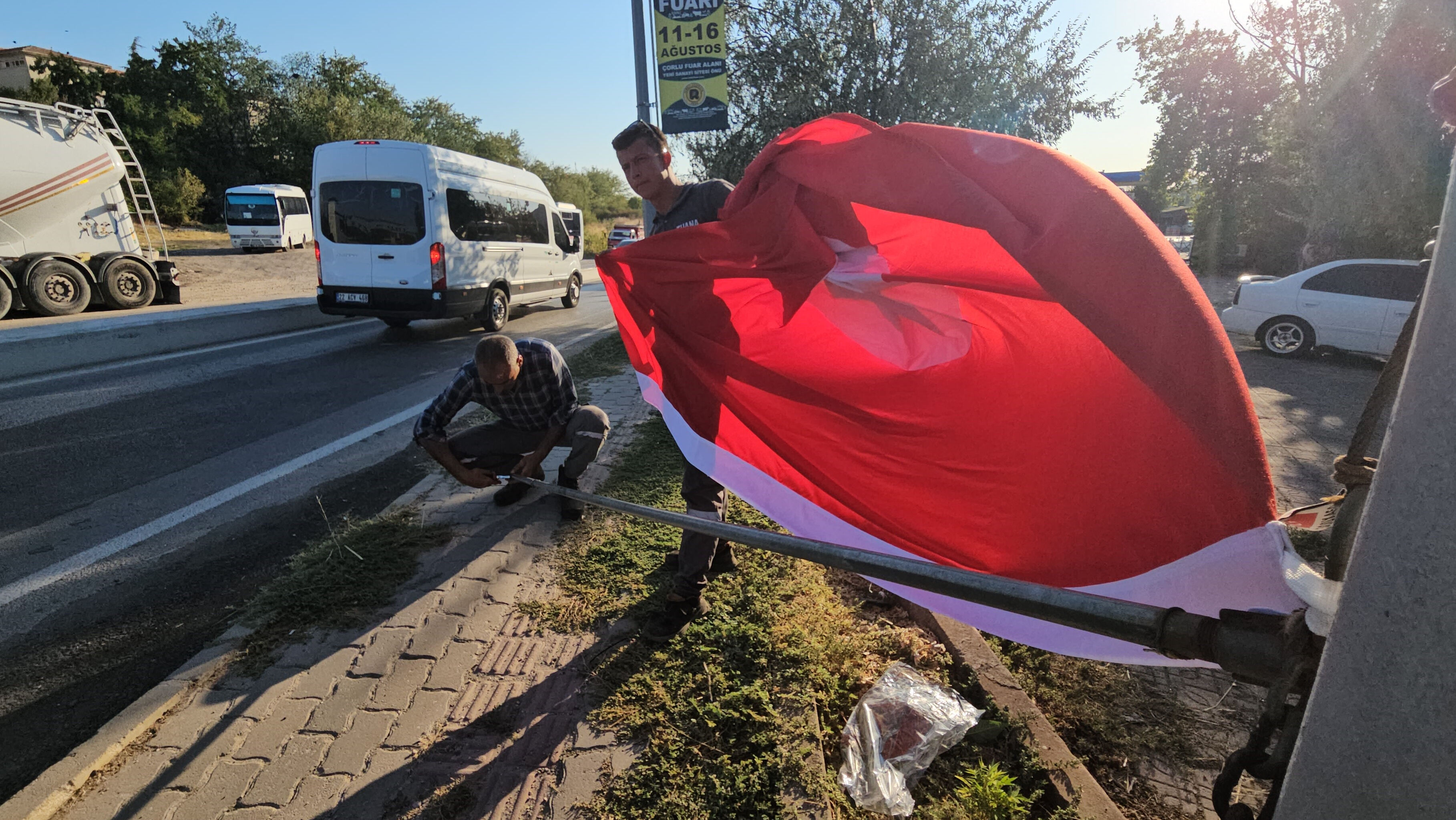 Gönlü el vermedi! Boş kalan direğe Türk bayrağını astı - 1. Resim