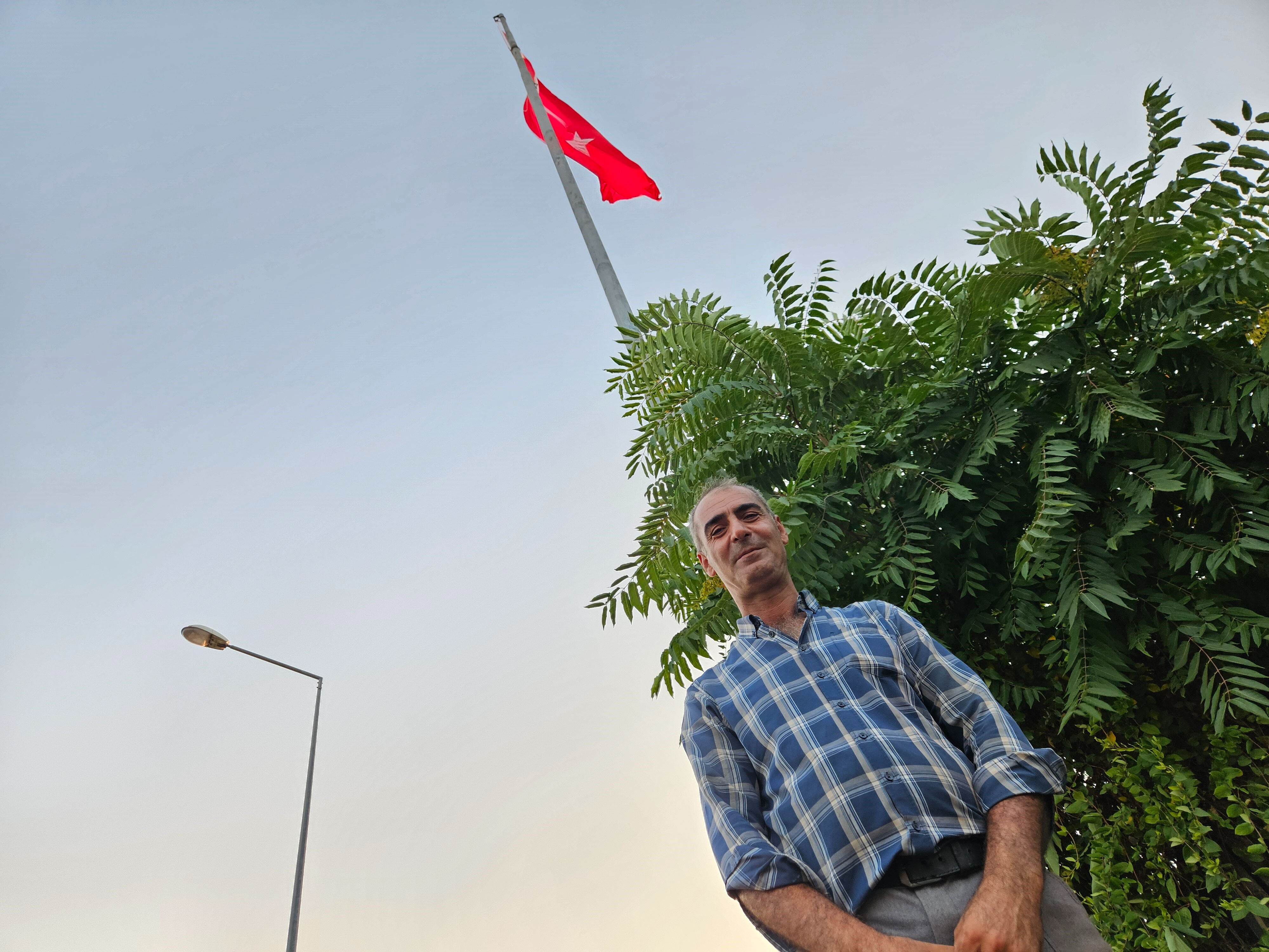 Gönlü el vermedi! Boş kalan direğe Türk bayrağını astı - 2. Resim
