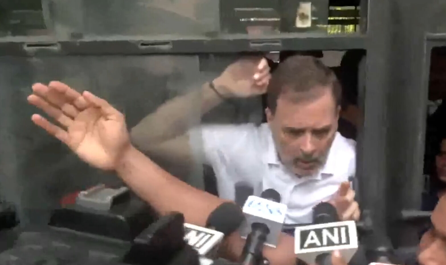 Hindistan'da muhalefet lideri “Oy Hırsızlığı” protestosunda yaka paça gözaltına alındı - 1. Resim