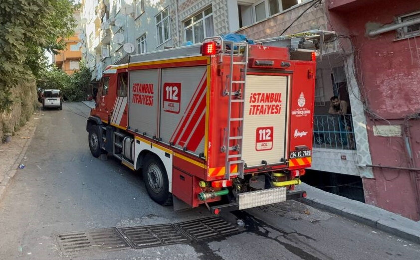 İstanbul'da devrilen ağaçlar araçlara zarar verdi, elektrik kesintisine neden oldu - 2. Resim