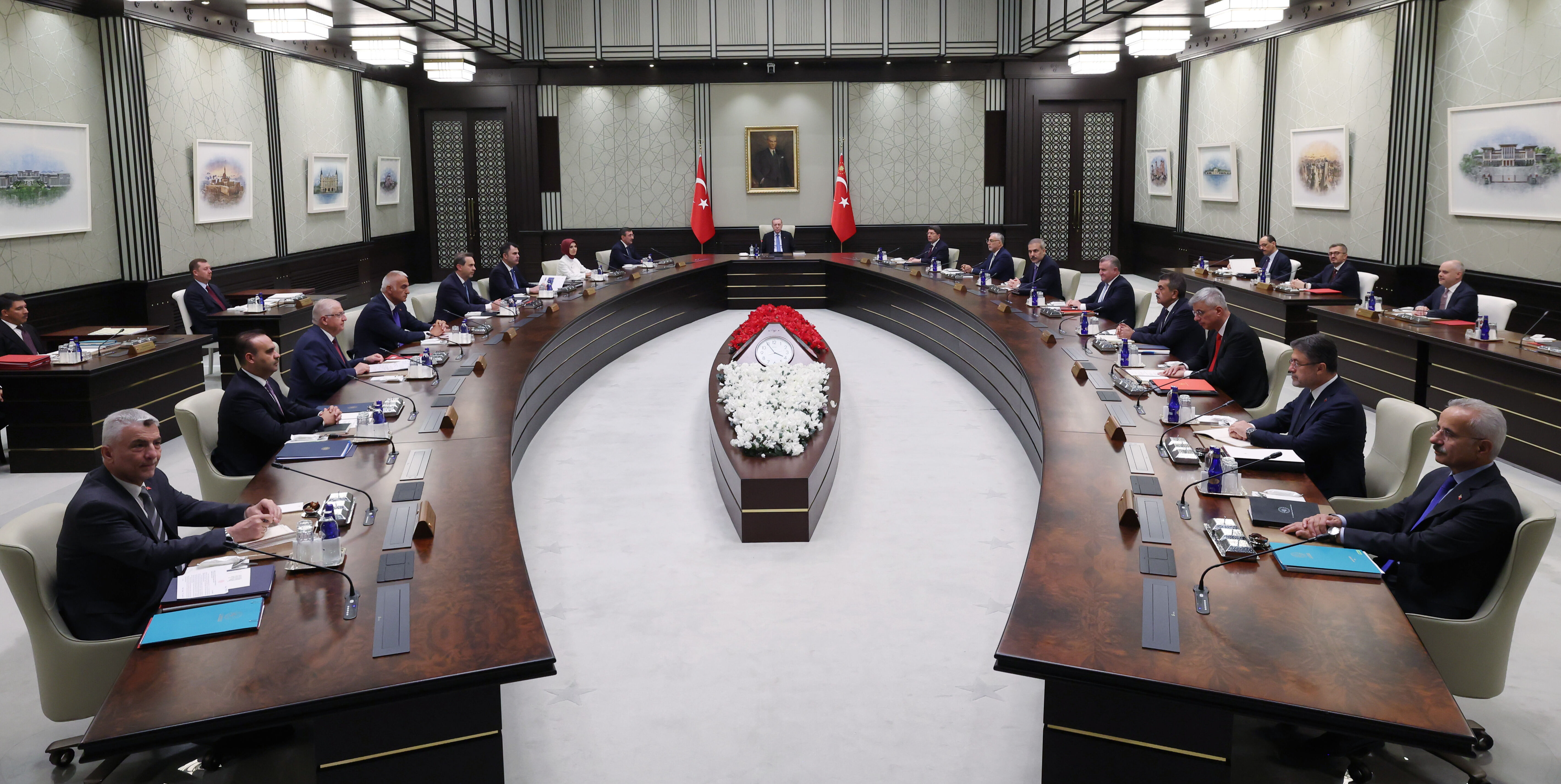 Kabine toplandı! Masada birbirinden önemli konular var - 1. Resim