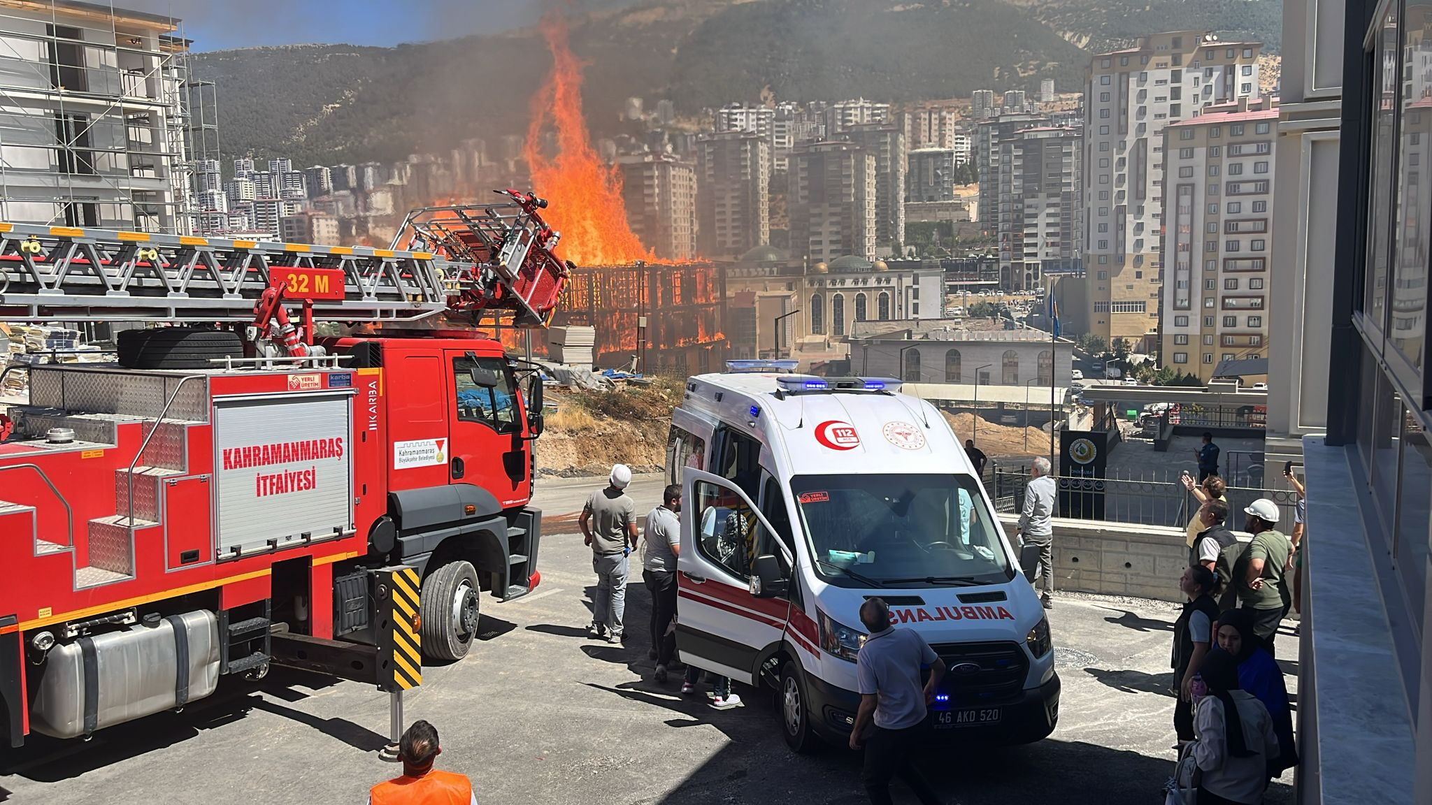 Kahramanmaraş'ta lojman inşaatında yangın! Havadan müdahale ediliyor - 1. Resim