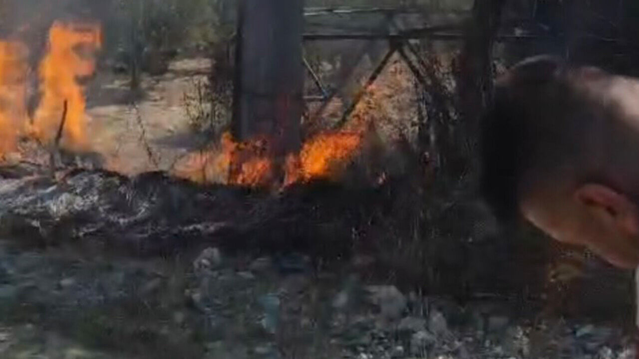 Kavurucu sıcaklar yangına yol açtı! Kablolar patladı, teller koptu Kavurucu sıcaklar yangına yol açtı! Kablolar patladı, teller koptu - 1. Resim