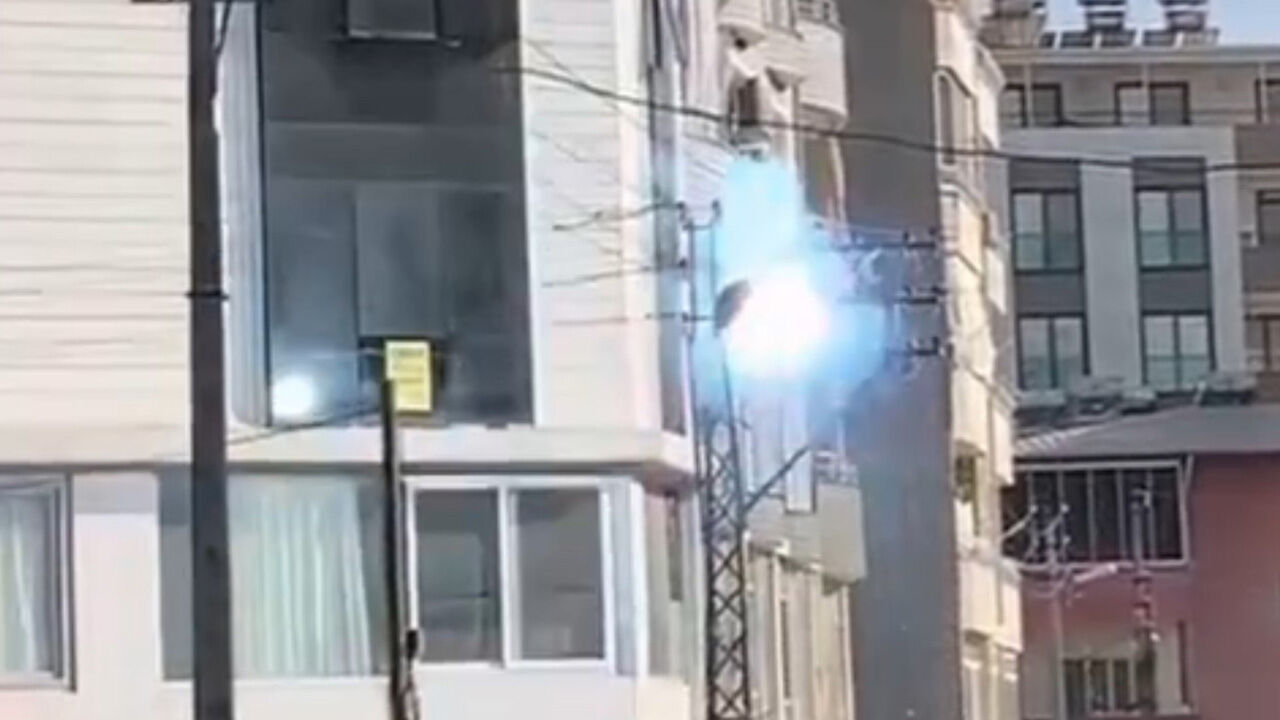 Kavurucu sıcaklar yangına yol açtı! Kablolar patladı, teller koptu Kavurucu sıcaklar yangına yol açtı! Kablolar patladı, teller koptu - 2. Resim