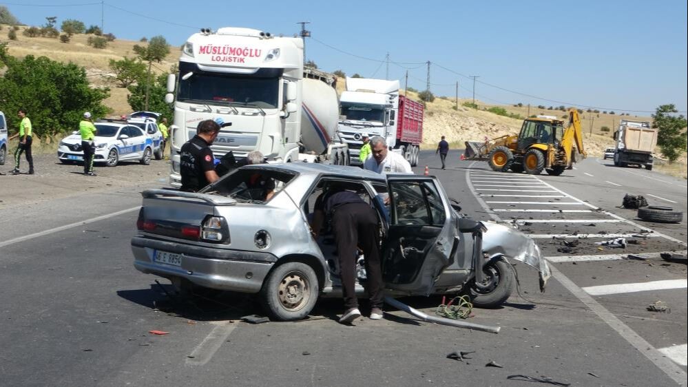 Malatya'da feci kaza! Hafriyat kamyonu ile otomobil çarpıştı: 1 ölü, 2 yaralı - 1. Resim