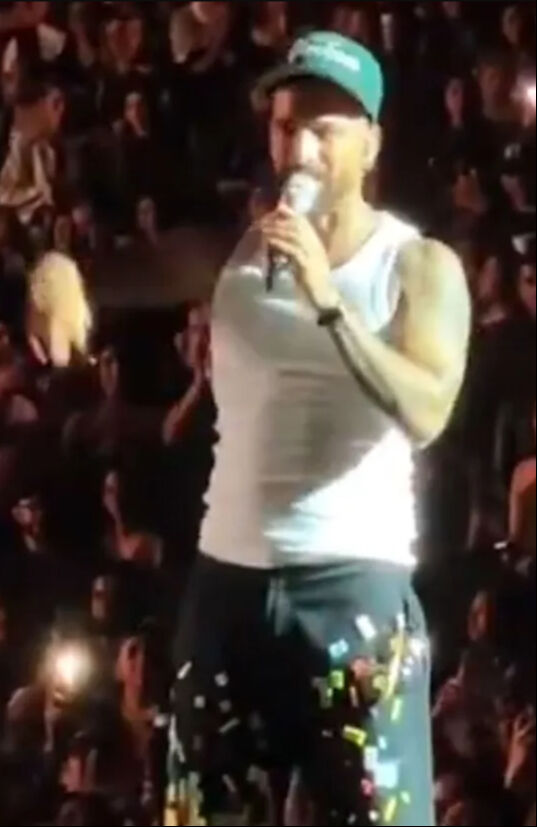 Ünlü rapçiden akıl almaz hareket! Konsere çocuğuyla gelen anneyi bin pişman etti - 1. Resim