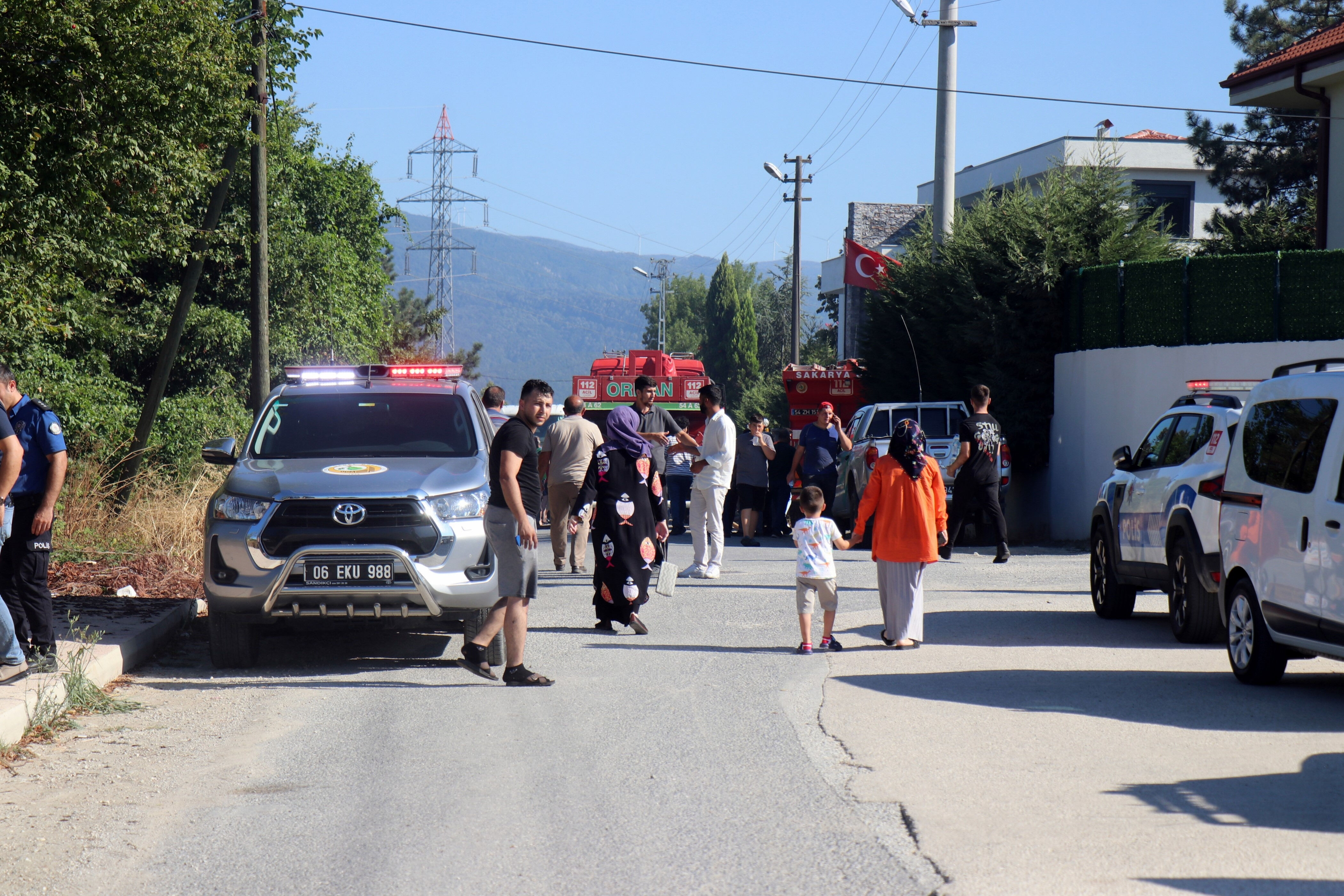 Yangını gören sokağa döküldü! İş makinesi alevlerin ortasında kaldı, 3 kişi dumandan etkilendi - 4. Resim