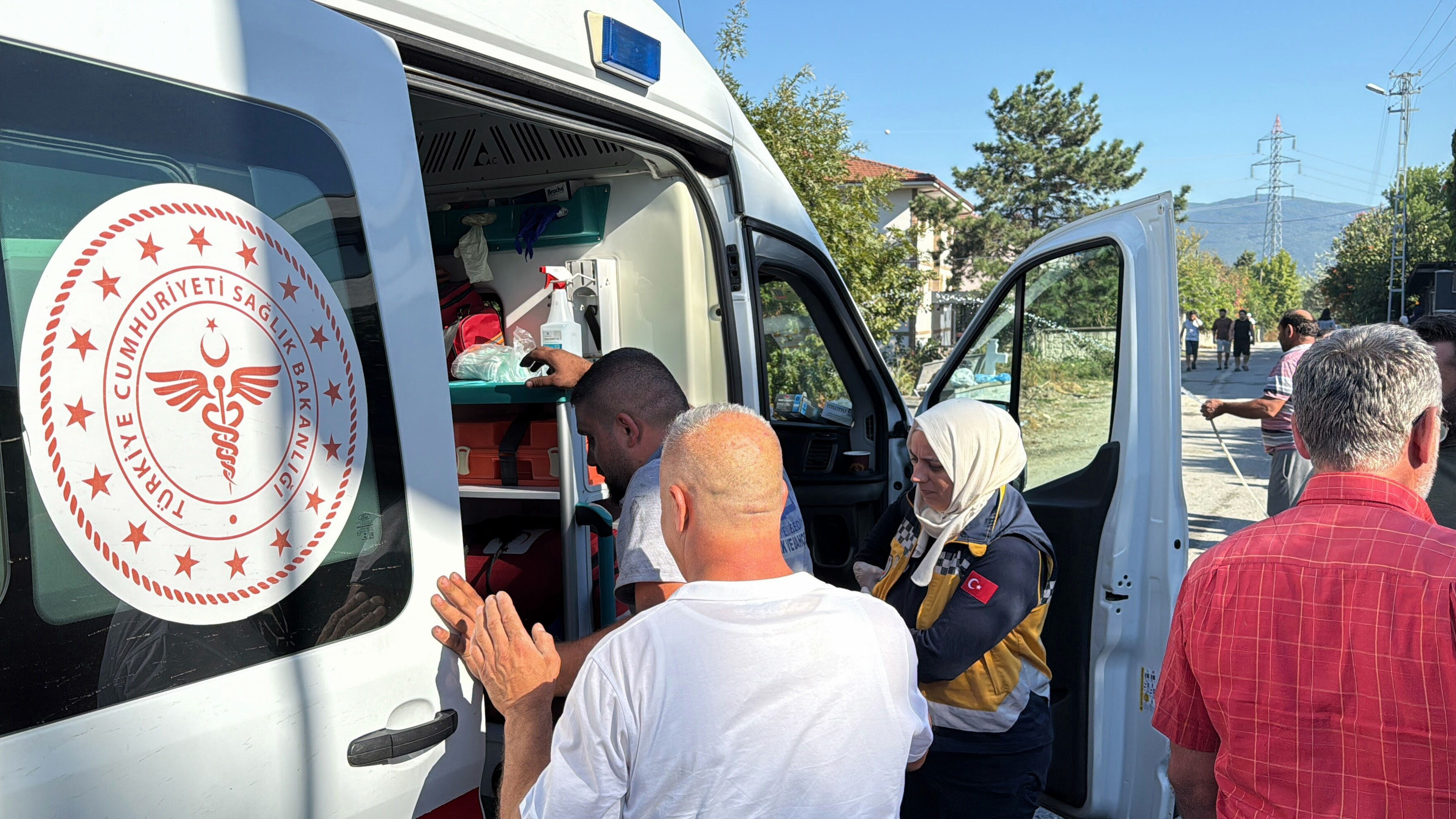 Yangını gören sokağa döküldü! İş makinesi alevlerin ortasında kaldı, 3 kişi dumandan etkilendi - 3. Resim