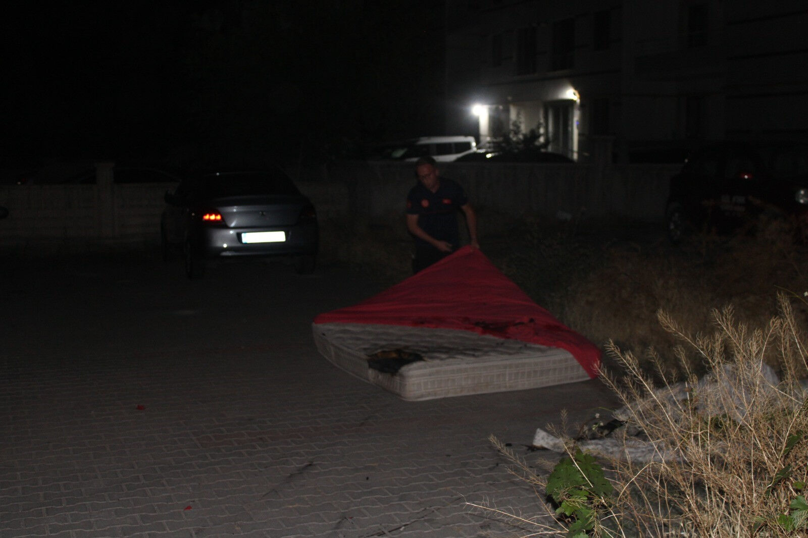 Yatarak yaptığı sigara keyfi sonu oluyordu! Polisin dikkati faciayı önledi - 1. Resim