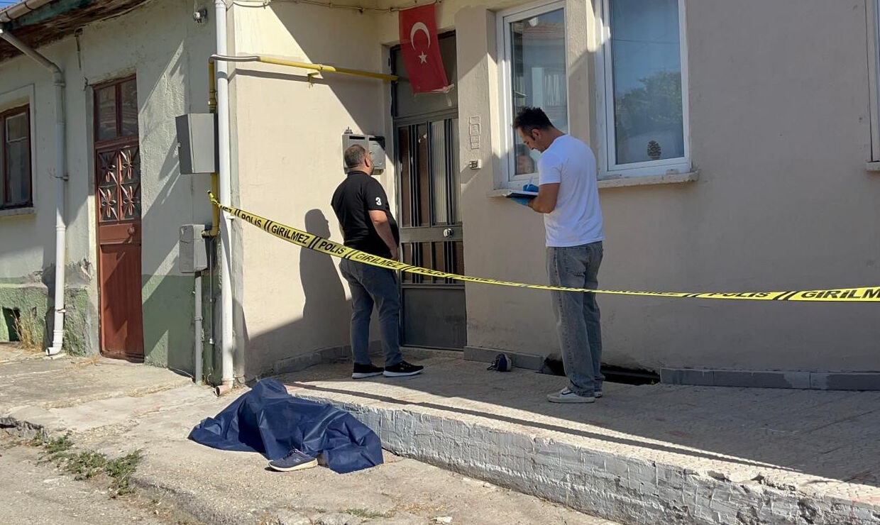 Yoldan geçenler cesetle karşılaştı! Hemen telefona sarıldılar Yoldan geçenler cesetle karşılaştı! Hemen telefona sarıldılar - 2. Resim