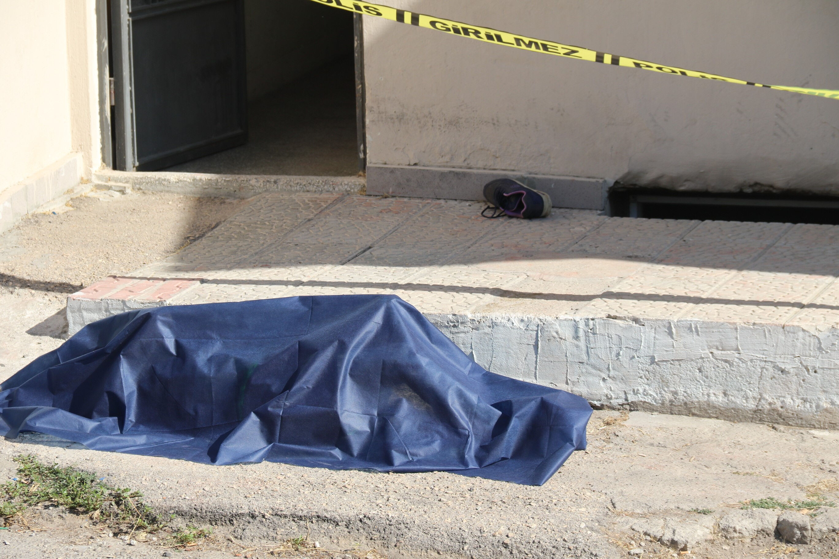 Yoldan geçenler cesetle karşılaştı! Hemen telefona sarıldılar Yoldan geçenler cesetle karşılaştı! Hemen telefona sarıldılar - 1. Resim