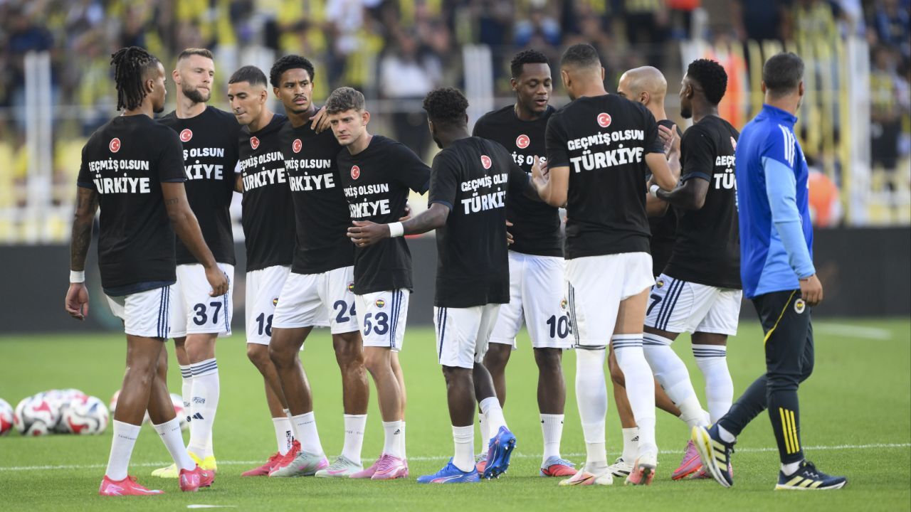Fenerbahçe&#039;den anlamlı &#039;deprem ve yangın felaketi&#039; mesajı: Geçmiş olsun Türkiye yazılı tişörtlerle ısınmaya çıktılar