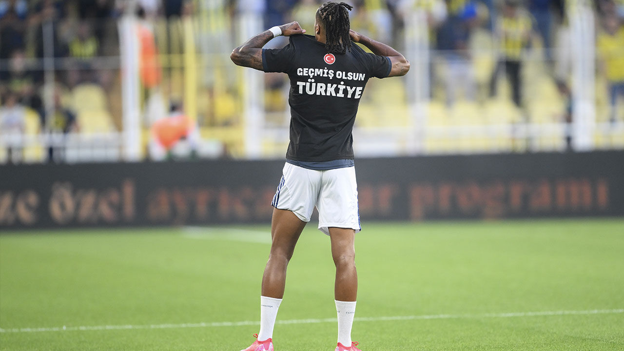 Fenerbahçe'den anlamlı 'deprem ve yangın felaketi' mesajı: Geçmiş olsun Türkiye yazılı tişörtlerle ısınmaya çıktılar - 2. Resim