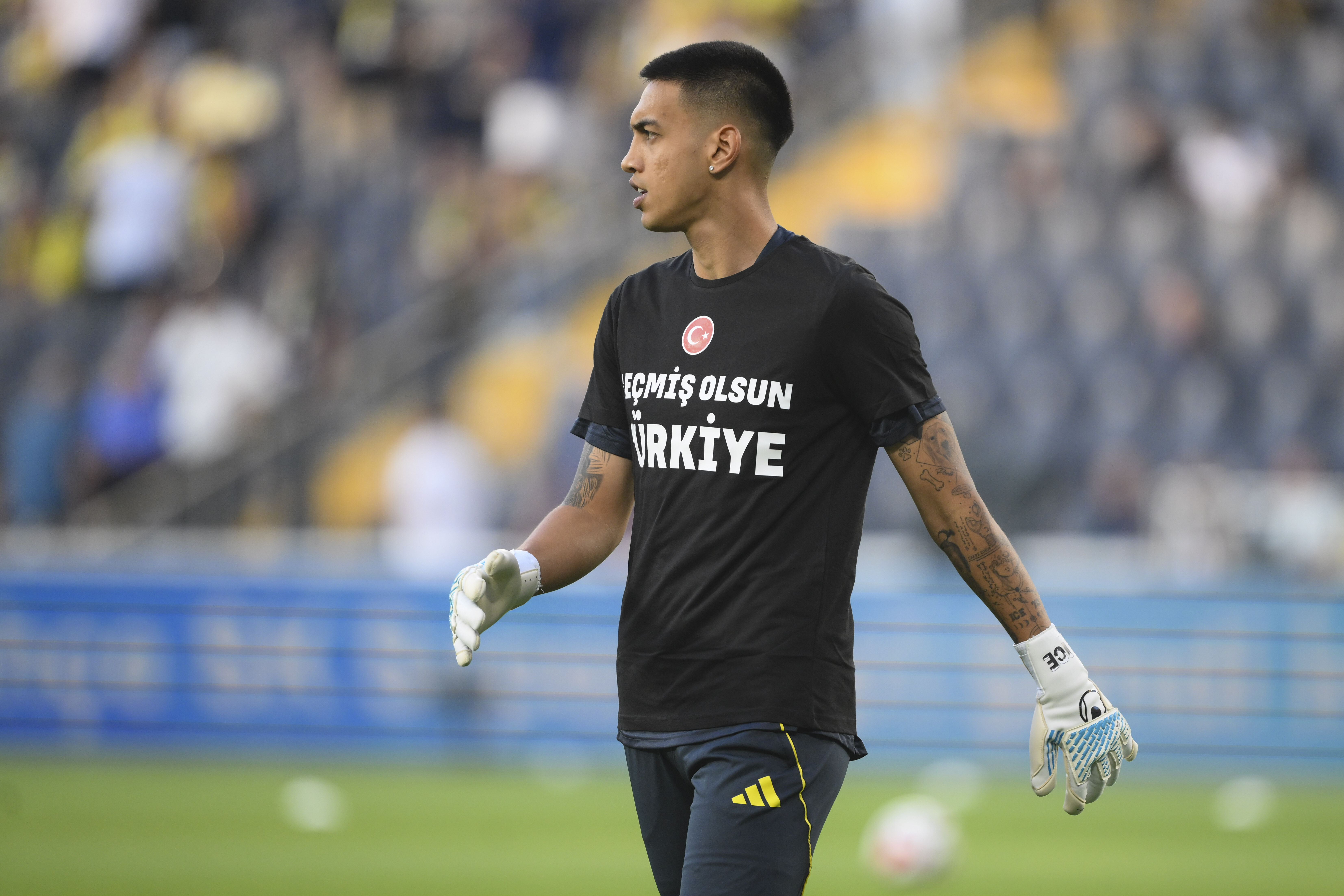 Fenerbahçe'den anlamlı 'deprem ve yangın felaketi' mesajı: Geçmiş olsun Türkiye yazılı tişörtlerle ısınmaya çıktılar - 1. Resim