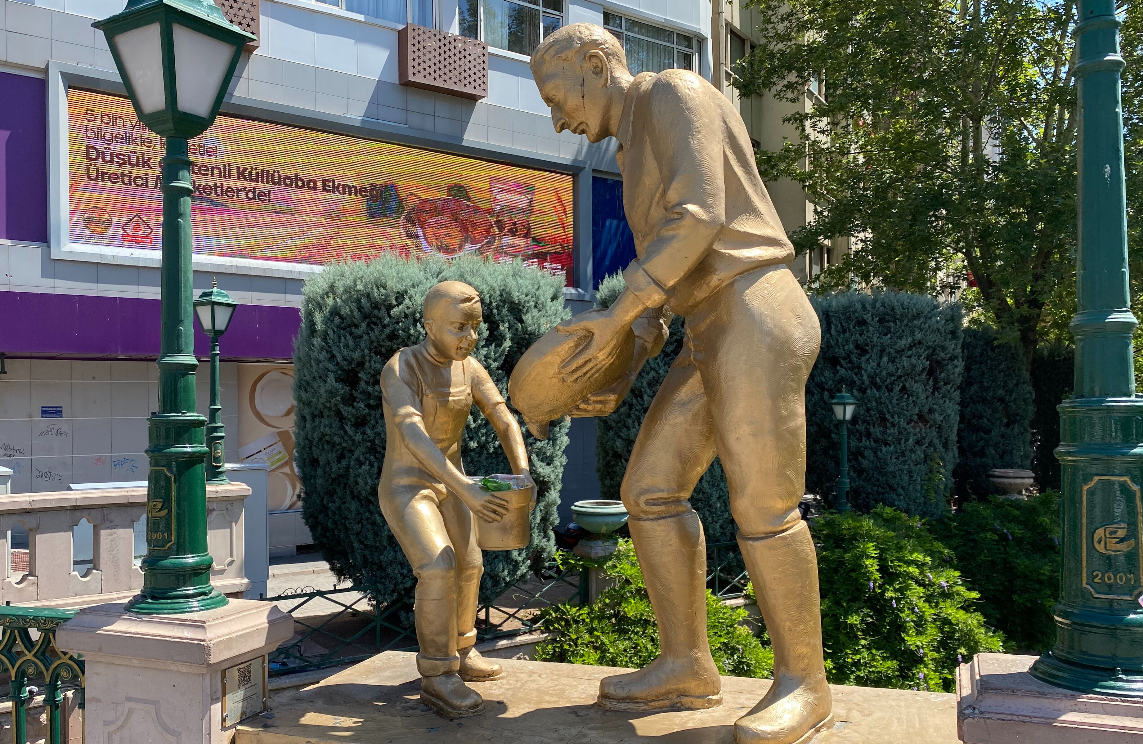 Heykeli çöp kutusuna çevirdiler! Kent merkezinde utandıran görüntü - 1. Resim