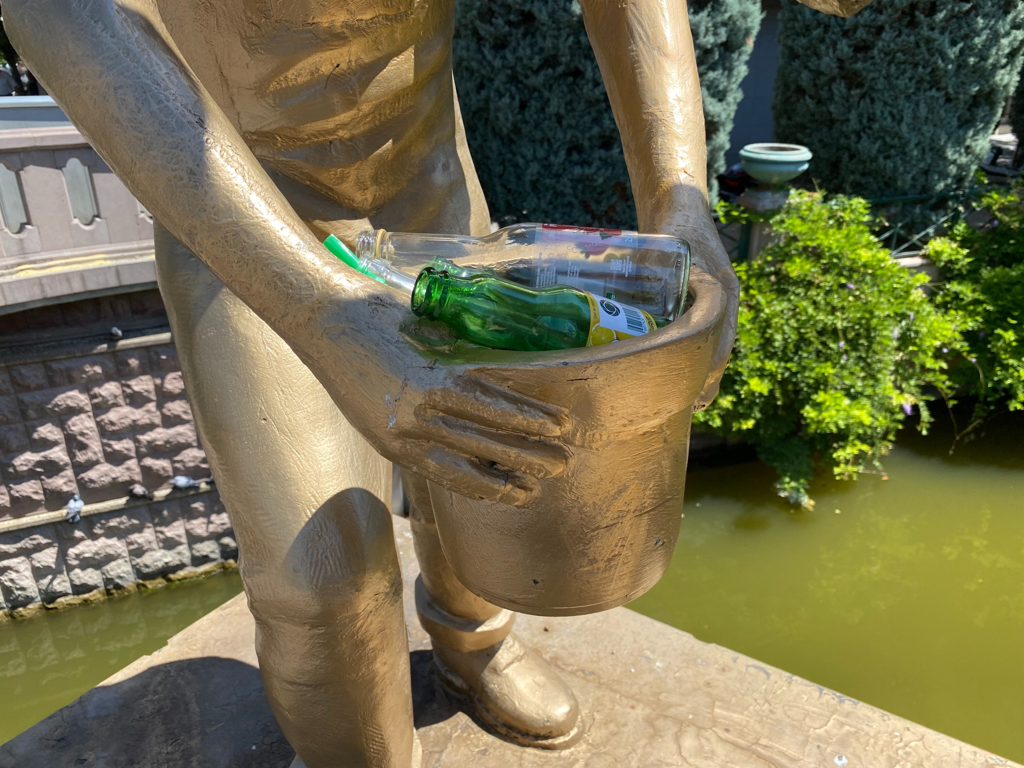 Heykeli çöp kutusuna çevirdiler! Kent merkezinde utandıran görüntü - 2. Resim