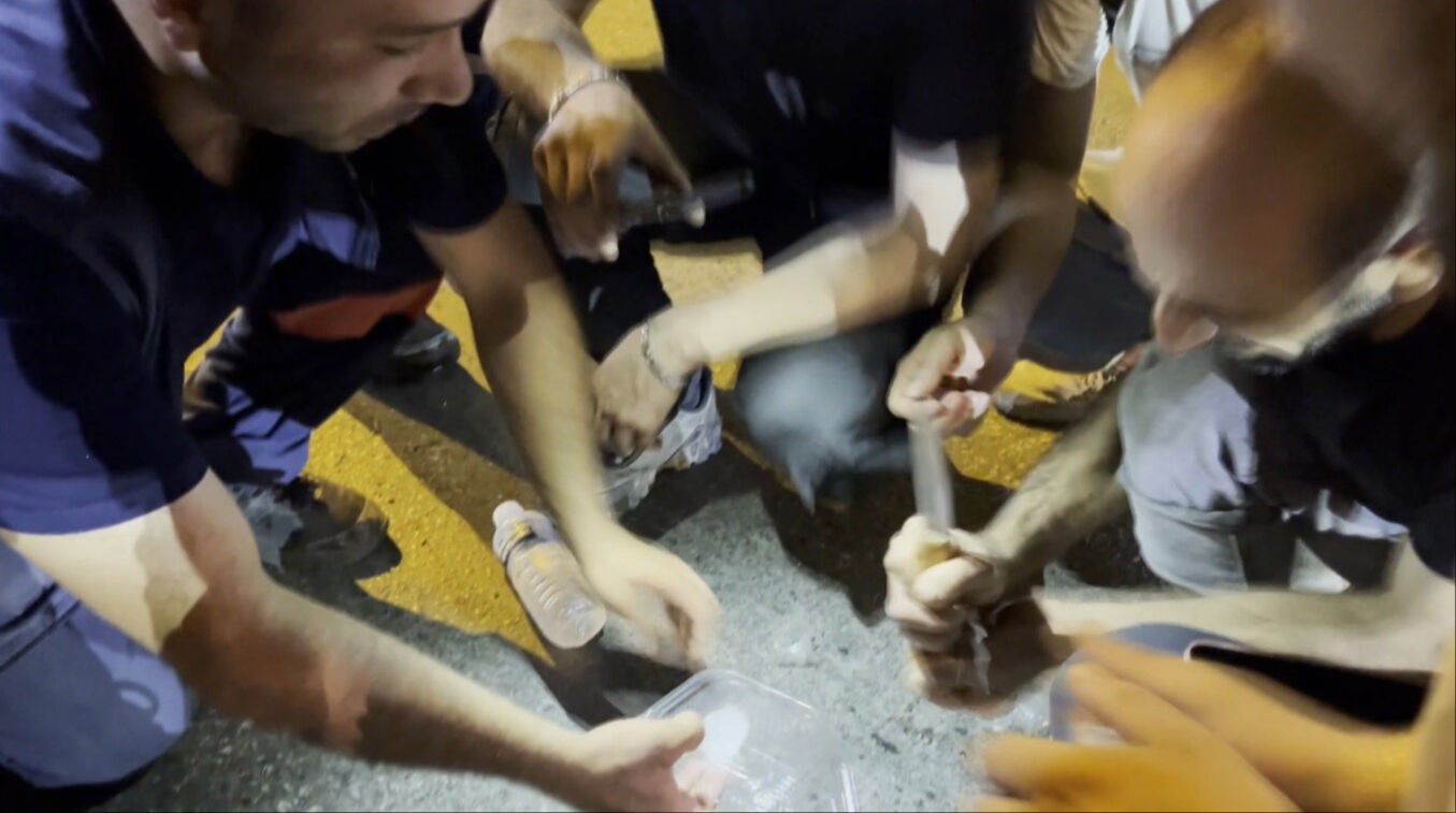 Kazayı bıraktılar, kopan parmağı bulmak için seferber oldular - 2. Resim