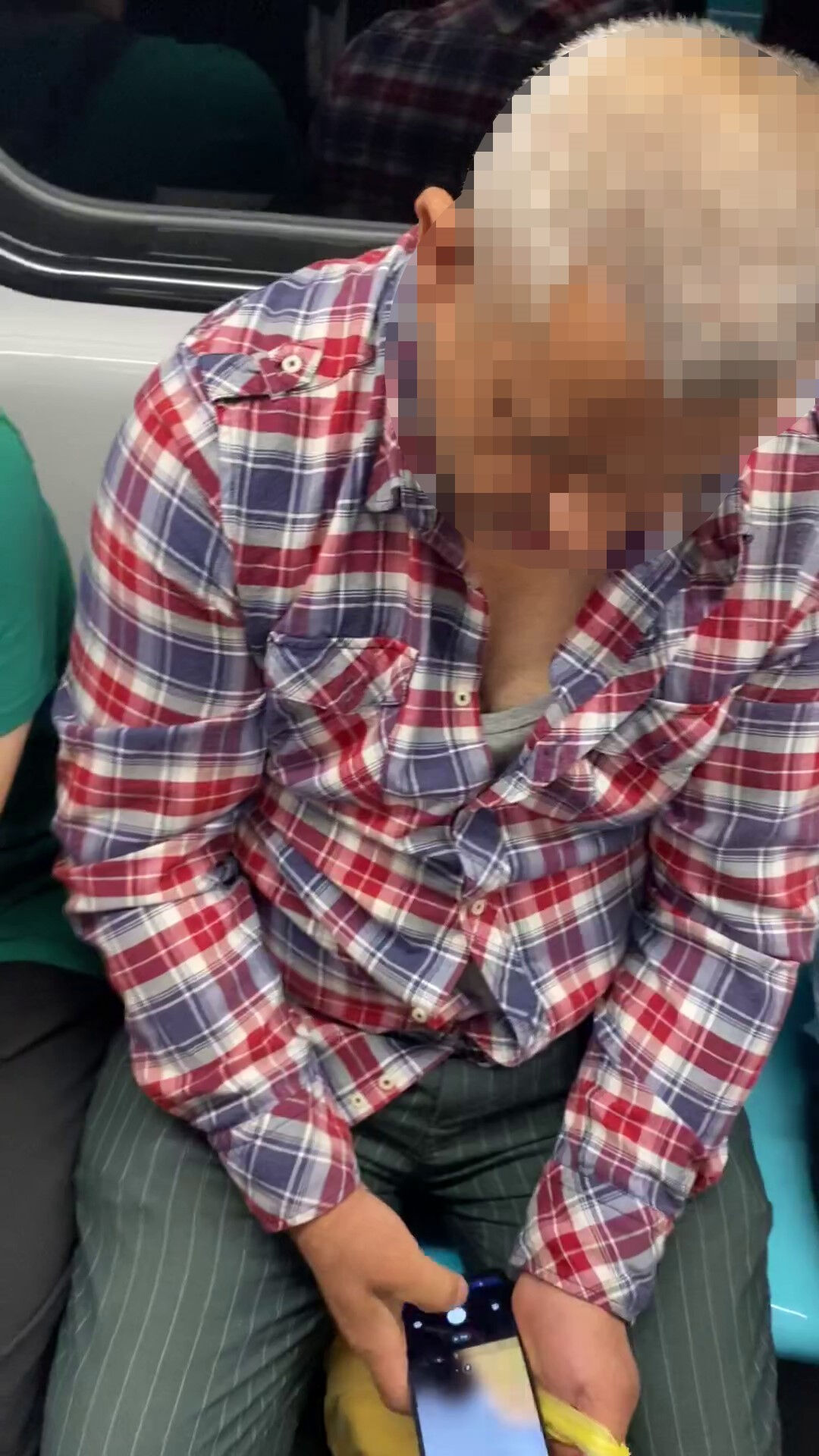 Metro sapığı yakalandı! Fark edince telefonunu kırmıştı - 1. Resim